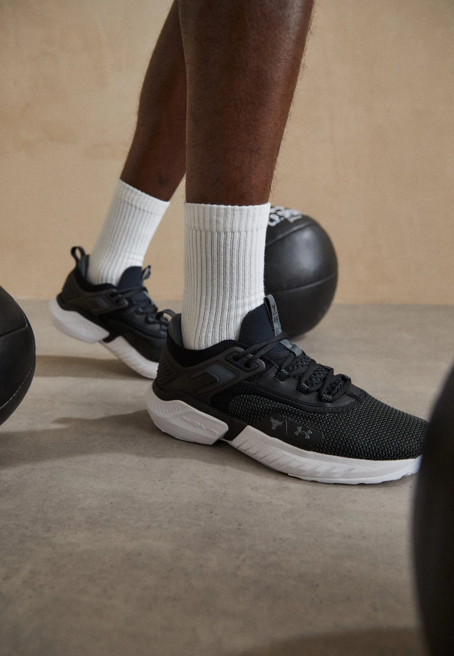 Under Armour Project Rock 5 - Training Shoe - Black/White/Pitch Gray 4 Under Armour Project Rock 5 - Training Shoe - Black/White/Pitch Gray - Image 2