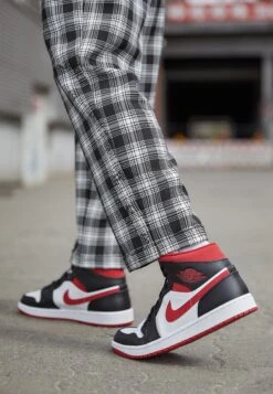 Air Jordan 1 Mid - High-Top Trainers - White/Gym Red/Black -Exquisite Shoes 1a45407aff6b4e4eae2685c43fa4c5e9